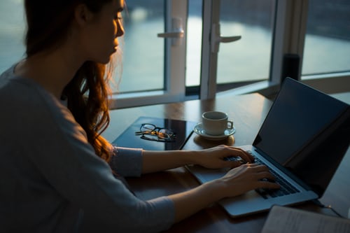 Cara Duduk Didepan Laptop Tanpa Sakit Punggung